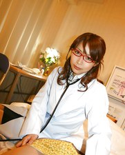Доктор азиатской внешности балдеет на рабочем месте