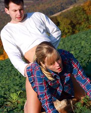 Трахнул молоденькую девушку в поле среди капусты