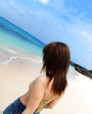 Молодые голые японки резвятся на нудистском пляже в центре океана.