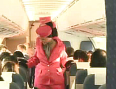 Роскошная стюардесса любит заниматься случайным сексом в самолете