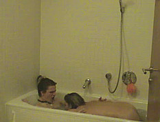 Брат запер сестру в ванной вместе с собой и трахнул в воде