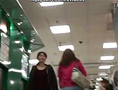 Москва супермаркет на телефон снял видео под юбкой прелестной красавицы