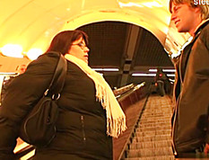 Высмотрел в метро взрослую толстую мадам и начал приставать чтоб трахать
