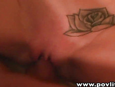 Трахнул красивую телочку с татуировкой розы около пизды